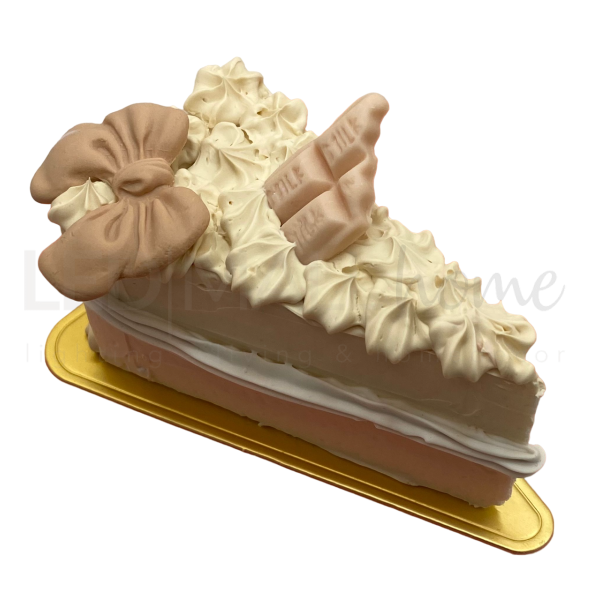 Fetta di torta finta da esposizione beige con cioccolato e fiocco